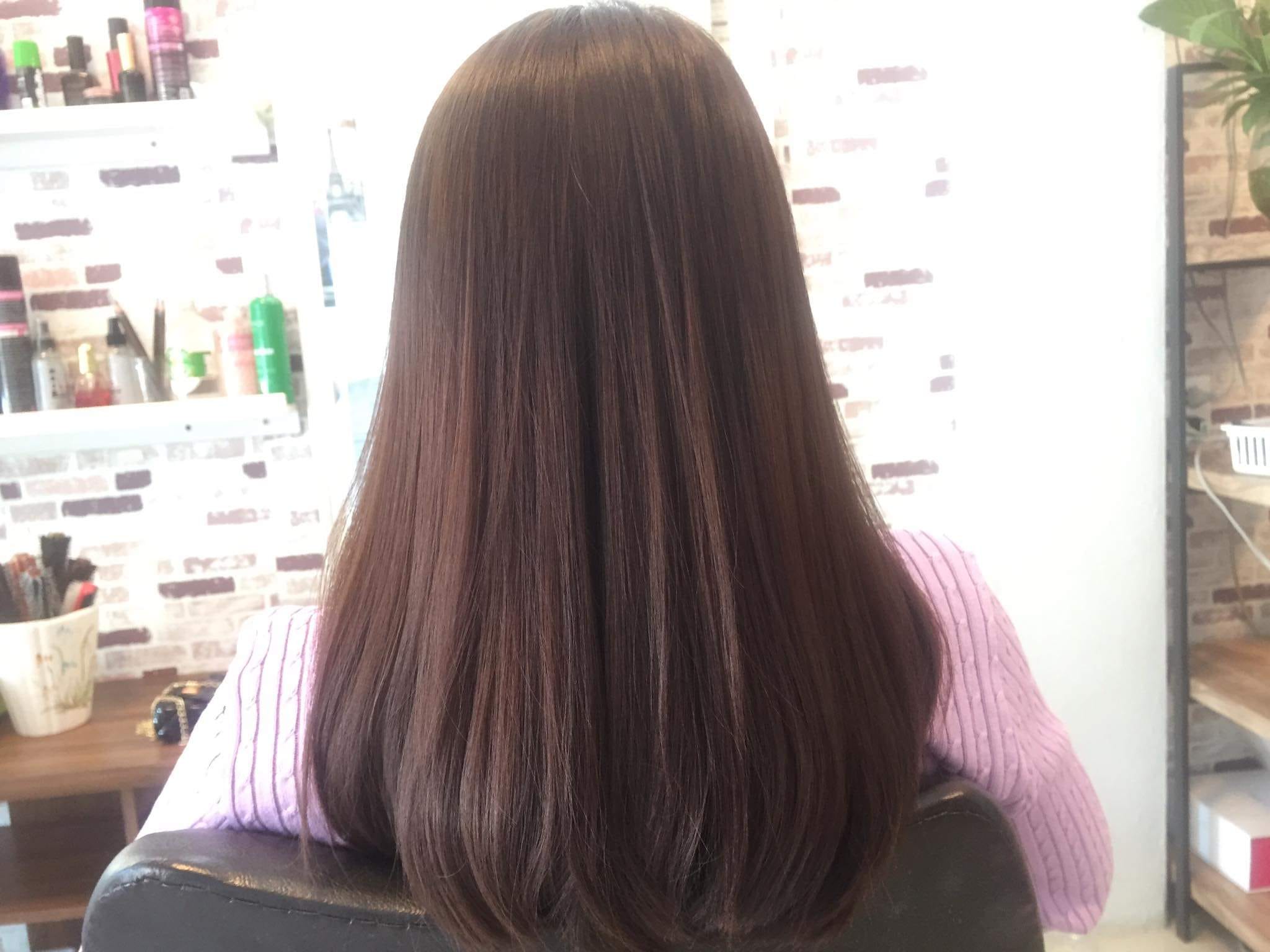 Professional hair coloring at Wawa Hair Salon Mae Rim